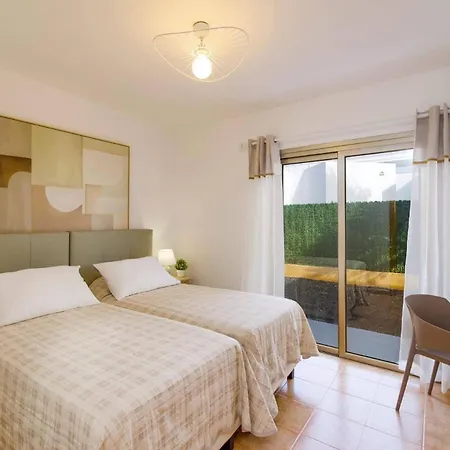 فيلة Humaik By أنتيغوا